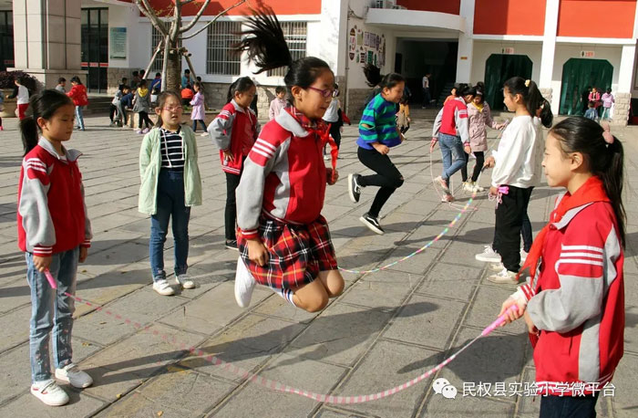 民权县实验小学课间跳绳活动成风景