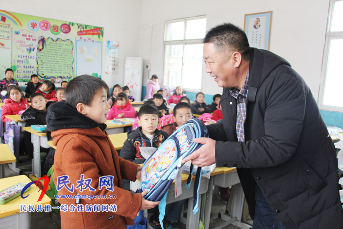 市安监局驻双塔镇牛牧岗村第一书记董杰情系贫困学生