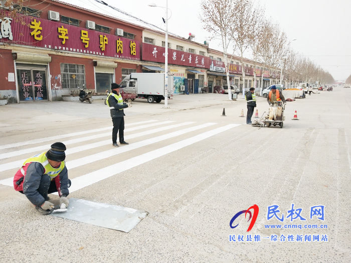 野岗镇刷新道路交通规则线确保行人出行更安全