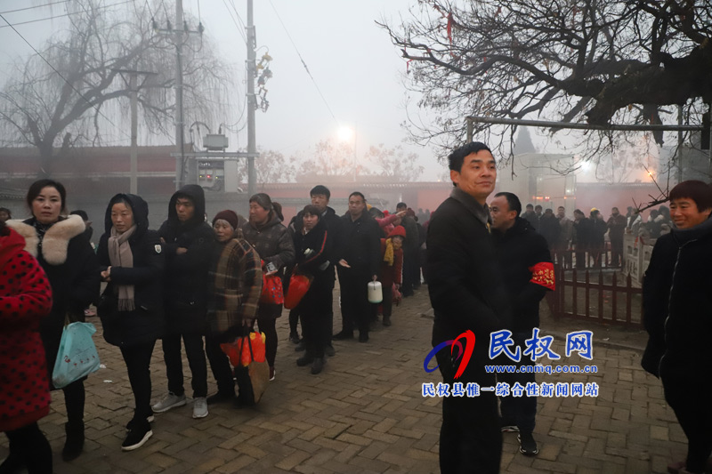 又是一年腊月到 白云禅寺精心熬制腊八粥