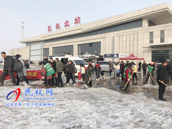 县公园绿地管理养护中心迅速清扫积雪保障居民出游顺利