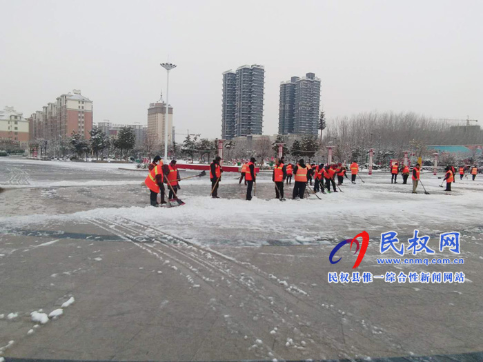 县公园绿地管理养护中心迅速清扫积雪保障居民出游顺利