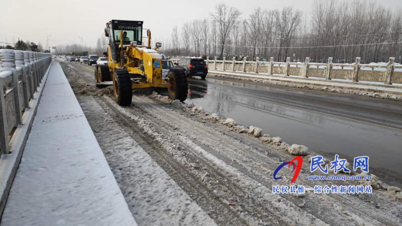 交通运输局清除道路积雪确保行车安全