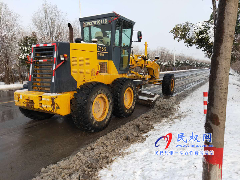 交通运输局清除道路积雪确保行车安全