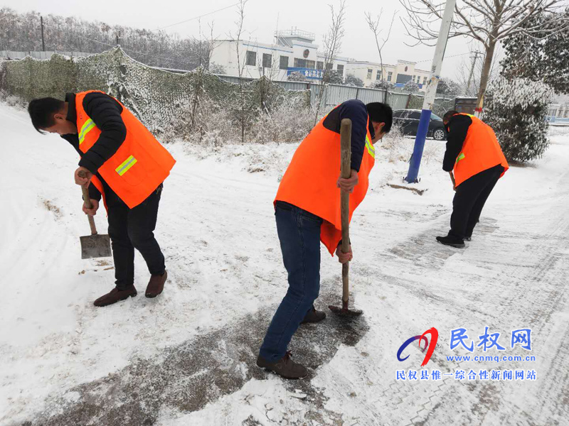 交通运输局清除道路积雪确保行车安全