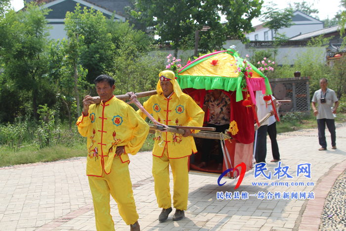 花园乡赵洪坡村举行首届“观民俗、包粽子、坐花轿”民俗文化活动