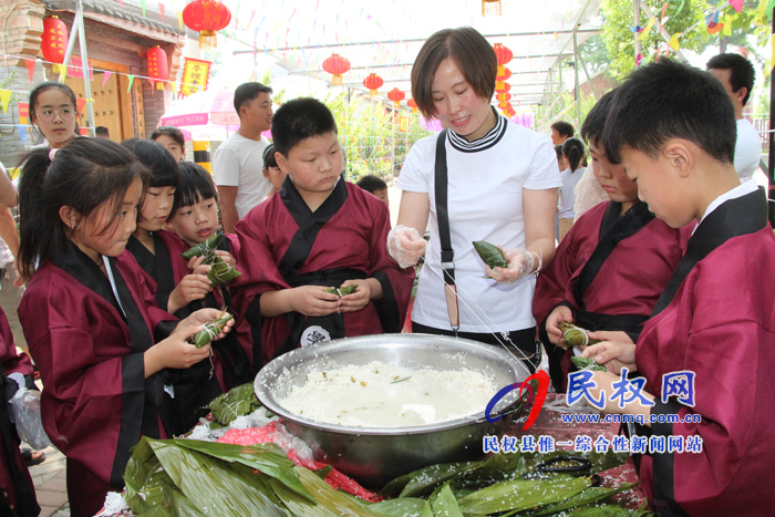 花园乡赵洪坡村举行首届“观民俗、包粽子、坐花轿”民俗文化活动