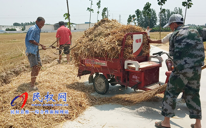 花园乡清理“三边三头”助力秸秆禁烧