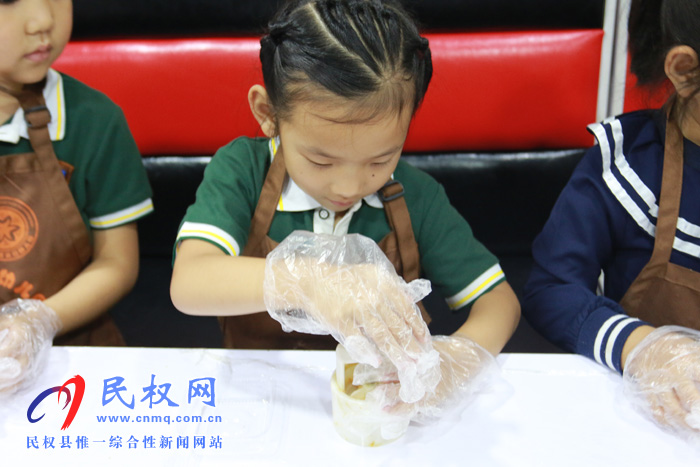 浓浓中秋节 快乐做月饼