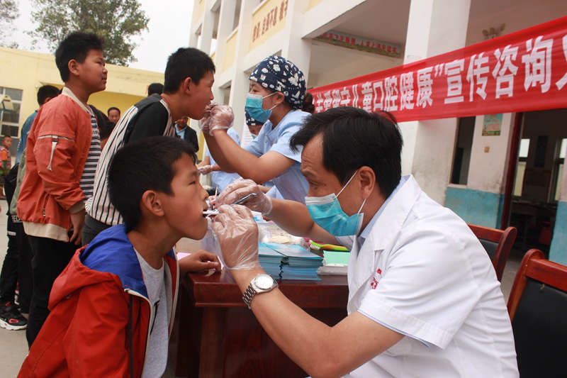 “9•20全国爱牙日—关爱留守儿童口腔健康”宣传咨询义诊活动在人和镇白木小学开展