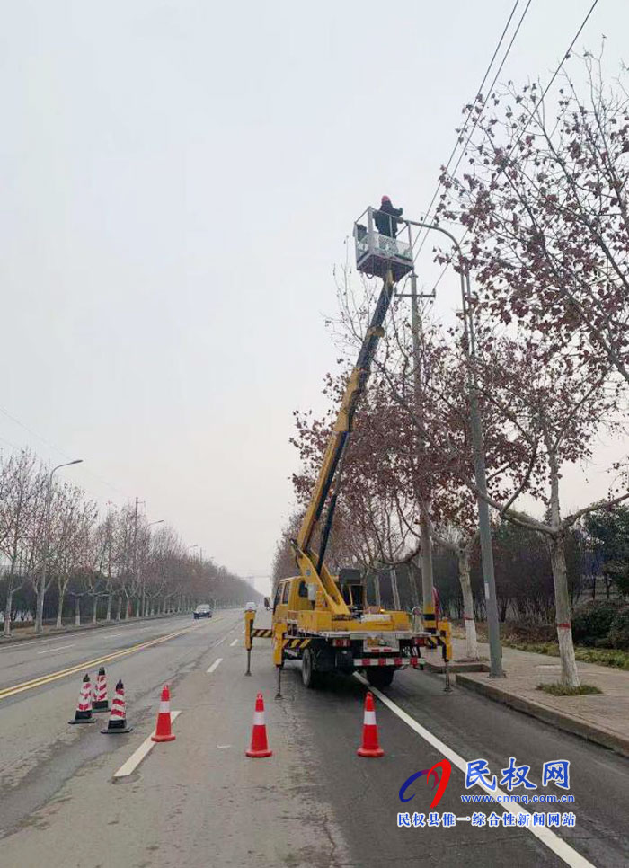 路灯所加强对路灯设施的安全排查及检修