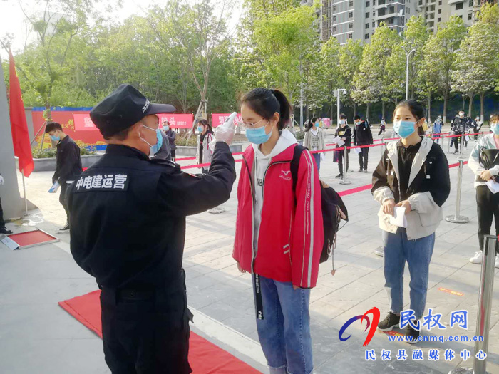 县民族学校组织九年级师生有序返校