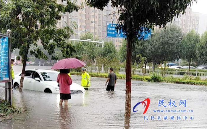 雨中的“湿影”——当兵的小伙子、你真是好样的！