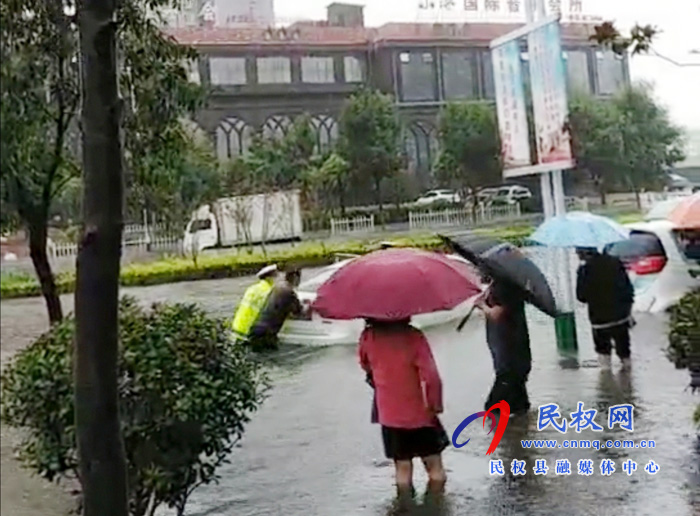 雨中的“湿影”——当兵的小伙子、你真是好样的！