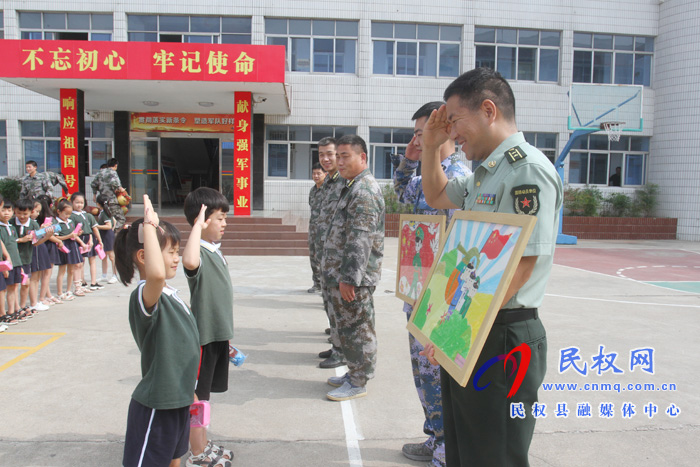 向最可爱的人致敬——民东新区实验幼儿园八一节慰问活动