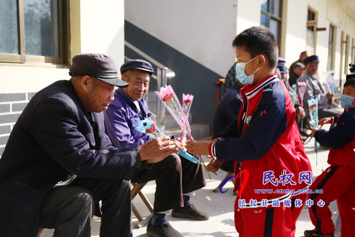 天乐幼儿园开展重阳节慰问活动