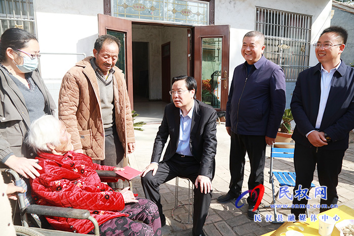 市人大常委会副主任、县委书记姬脉常重阳节前夕慰问敬老院老人及百岁老人