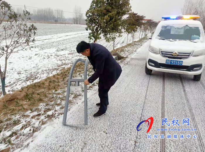 双塔镇组织全体干部清扫积雪