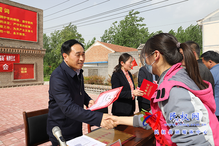 市共青团学习教育青春寻访民权行“商丘市青少年爱国主义教育基地”揭牌仪式暨民权五四青年节表彰大会在民举行