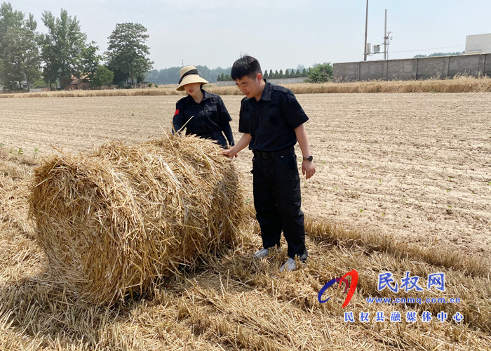 王桥镇：麦秸打捆助禁烧  