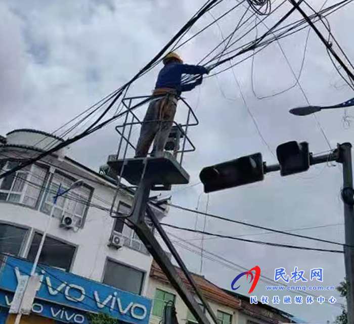 孙六镇：整治空中“蜘蛛网”消除安全隐患