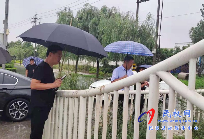 城市管理局：夜以继日 顶风冒雨奋战防汛一线