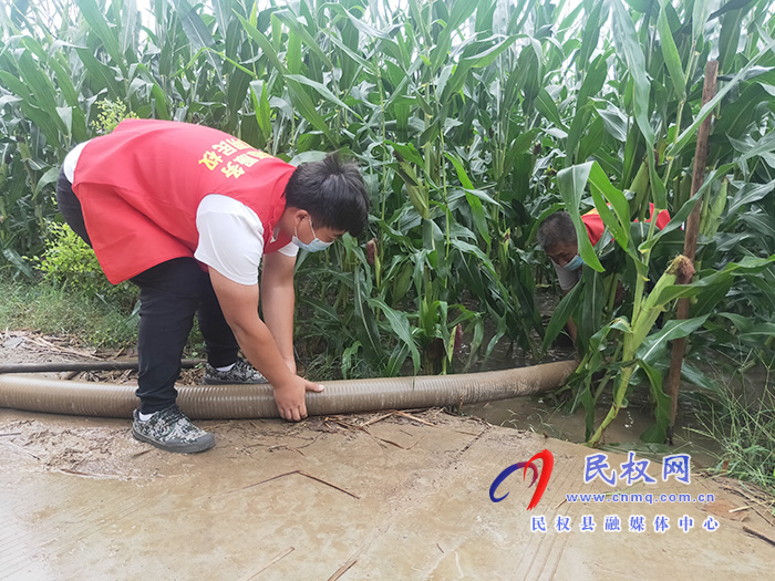 林七乡：党员帮扶群众雨后农田排涝