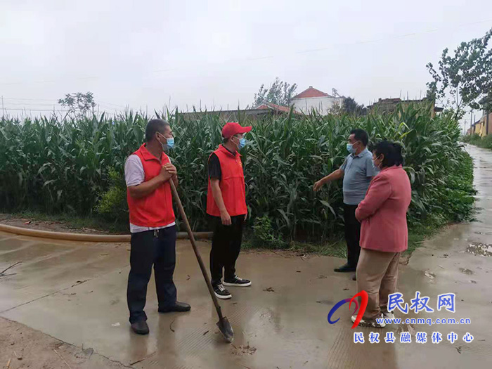 林七乡：党员帮扶群众雨后农田排涝