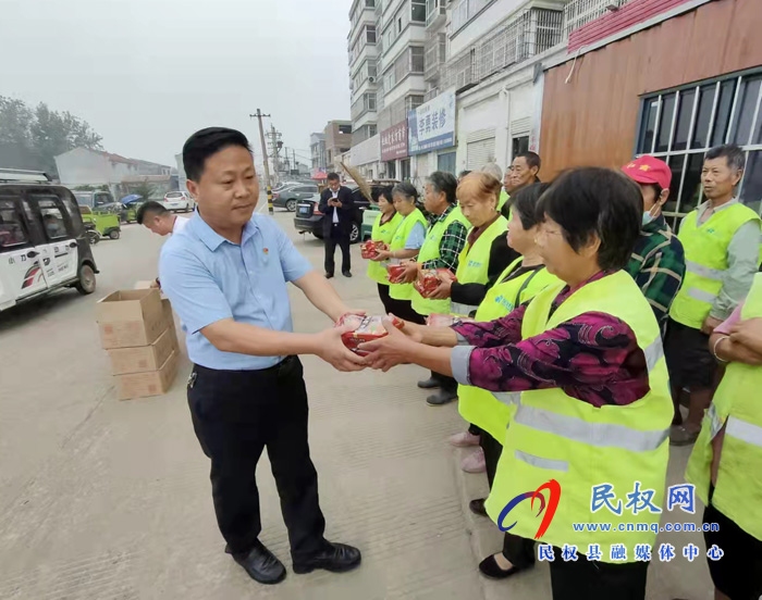 花园乡：乡长杨德志慰问环卫工人