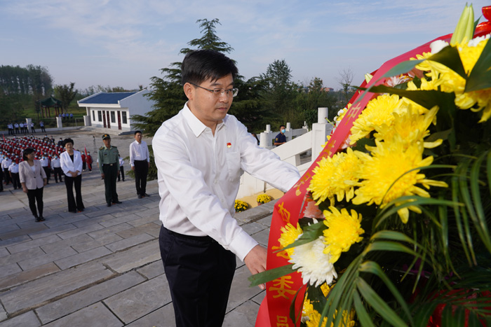 我县举行烈士纪念日公祭活动 不忘初心 致敬英雄