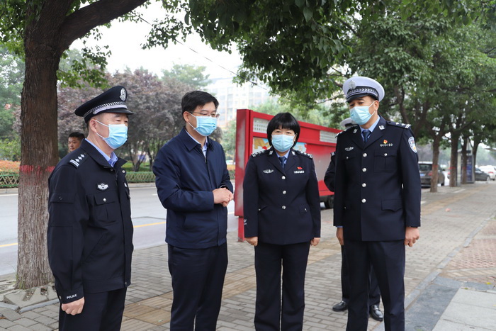 县委书记张团结慰问“十一”国庆节期间在岗值班值守人员