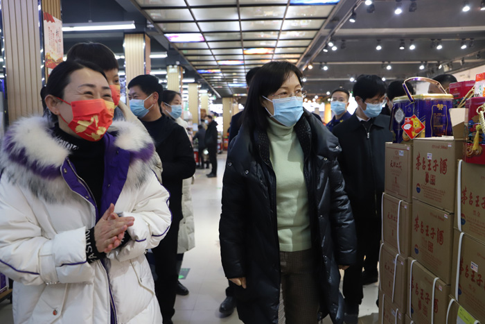 县委副书记、县长王静娴查看节前疫情防控、市场物资供应保障工作情况