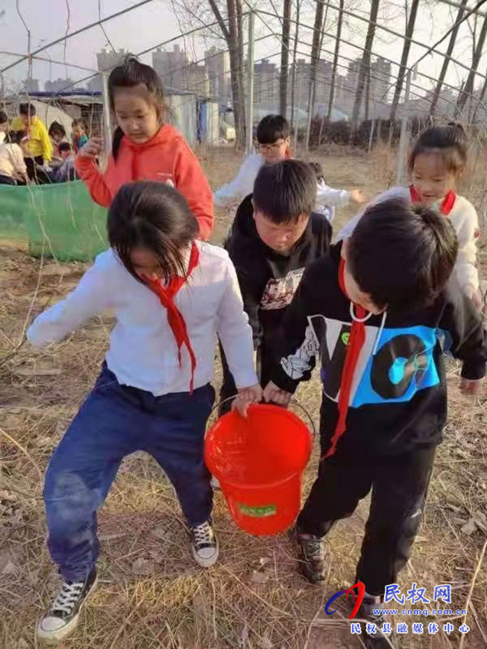 求实“小农夫”劳育课程遇上了植树节，这些画面也太温馨了！