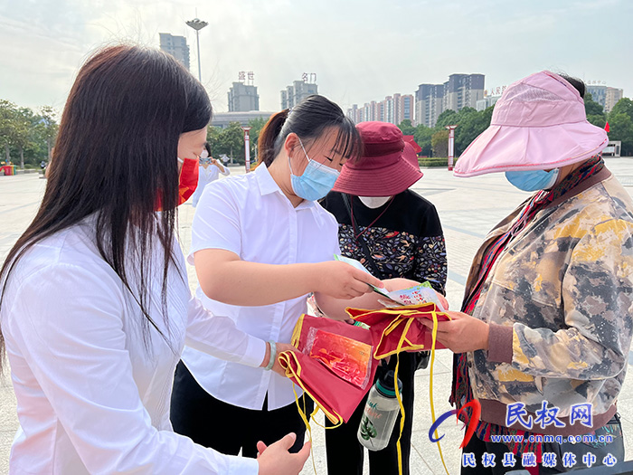 我县开展中国计划生育协会成立42周年宣传服务活动