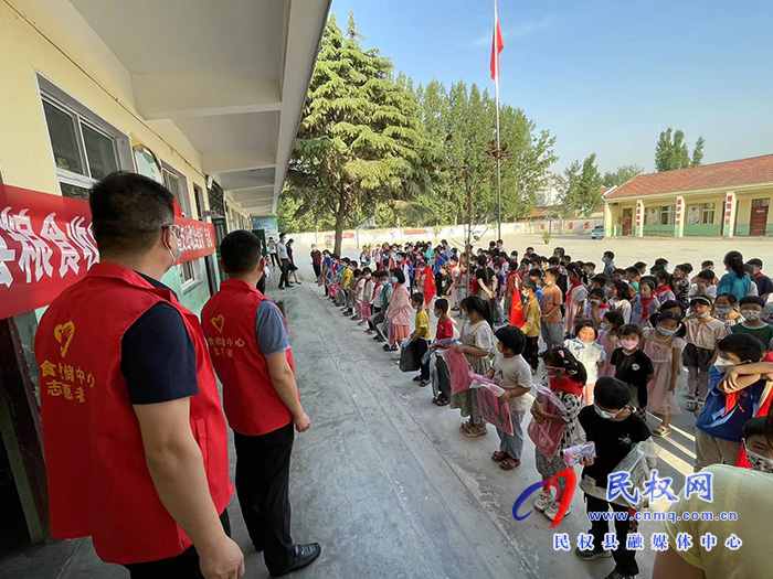 民权县粮食收购储备中心赴大陈庄小学开展“唱支红歌给党听”活动