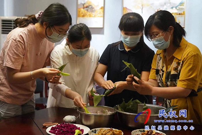 浓情端午 与“粽”不同--民权县市场监管局举行“迎端午 包粽子”活动