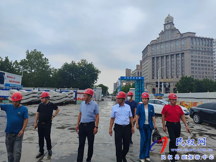 民权县总工会驻郑州农民工服务中心带领经开区服务站开展夏季送清凉活动