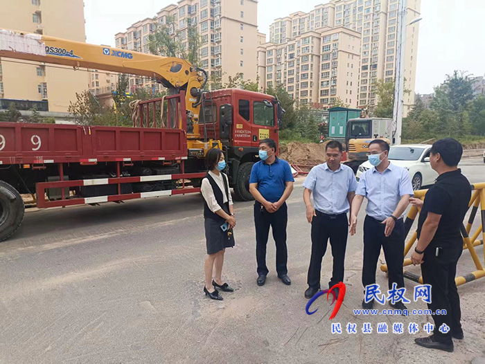 县委常委、景义建设常务副县长王景义查看城区道路项目建设情况