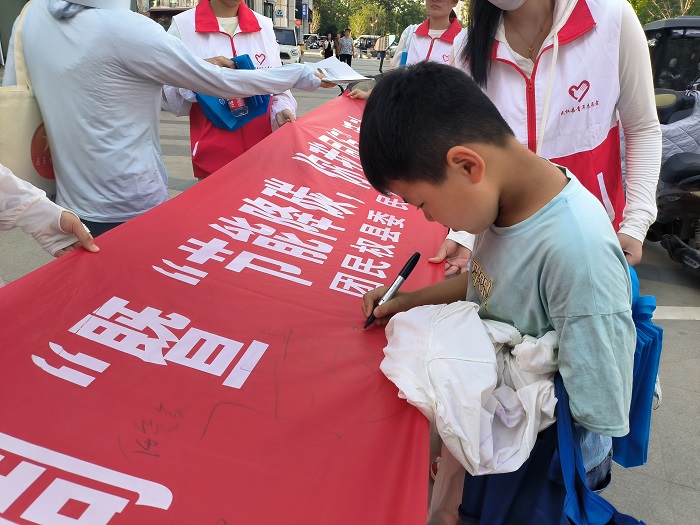 民权县返家乡大学生助力“节能降碳”环保宣传活动