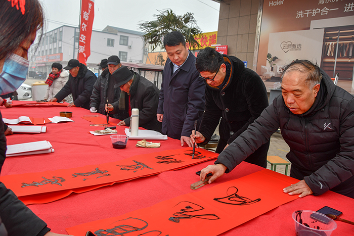 民权县人和镇：义写春联送祝福 浓浓墨香迎新春