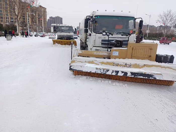 城管局民洁公司积极应对冰冻雨雪天气