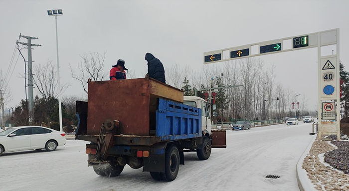 城管局民洁公司积极应对冰冻雨雪天气