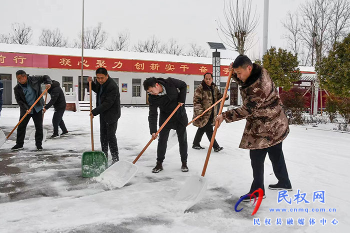 人和镇以雪为令积极开展扫雪铲冰行动