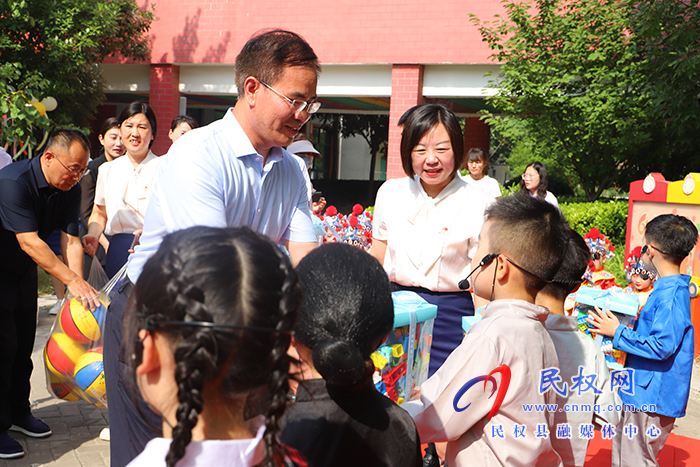 县领导“六一”看望慰问师生 向全县少年儿童祝贺节日