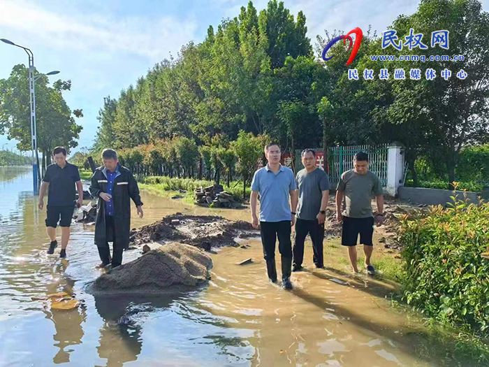 县委副书记、县长王景义查看河道水闸分水、受灾情况和农田积水排水开展情况