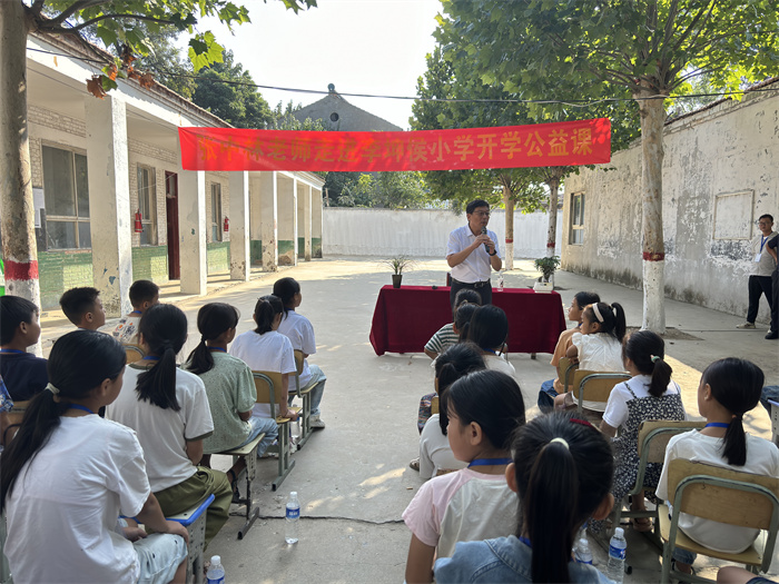 让诗歌飞一一著名诗人张中林走进李坤侯小学