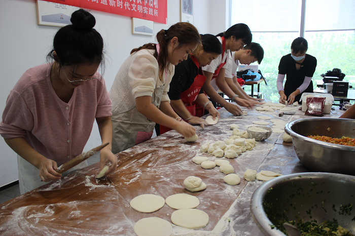 县妇联开展“浓情中秋 欢聚‘食’刻”睦邻美食节活动