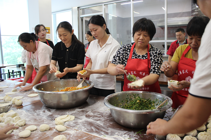 县妇联开展“浓情中秋 欢聚‘食’刻”睦邻美食节活动