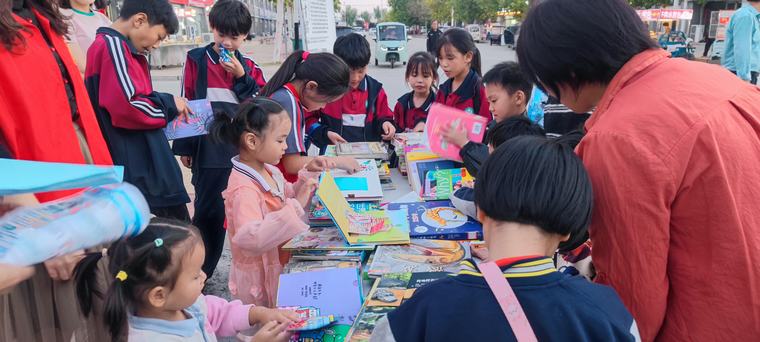 民权县图书馆开展全民阅读推广进社区活动