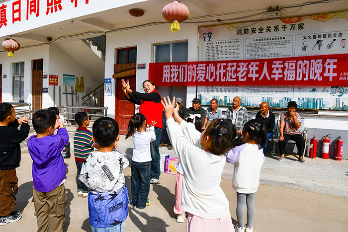 童心敬老 情暖重阳 ——人和镇人西幼儿园组织开展走进敬老院活动